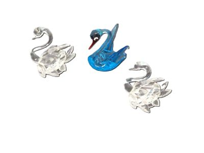 שלושה ברבורים . שלושה ברבורים, שניים מקריסטל ואחד ניפוח זכוכית 
גובה של כולם 5 ס"מ 
רוחב הברבור 