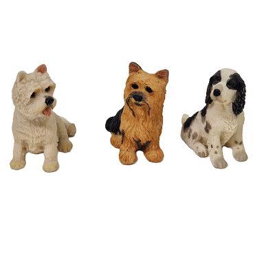 שלושה כלבים מיניאטוריים. פריט יפה לאספנים , הכלבים עשויים ככל הנראה פלסטיק יצוק 
גובה של כולם כ 