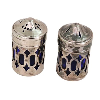 מלחיה ופלפליה מזכוכית כחולה. פריט יפה לשולחם , 
גובה- 4 ס"מ 
קוטר - 3 ס"מ