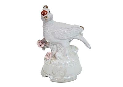 פסלון חרסינה רוסי ישן, מעוטר באמייל וזהב בעבודת יד, מהמאה ה - 20 
גובה: 15 ס"מ 