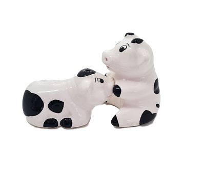 פלפליה ומלחייה מעוצבים. פריט מיוחד לפלפל ומלח בעיצוב פרות 
סה"כ גובה - 8 ס"מ 
סה"כ רוחב שניהם 