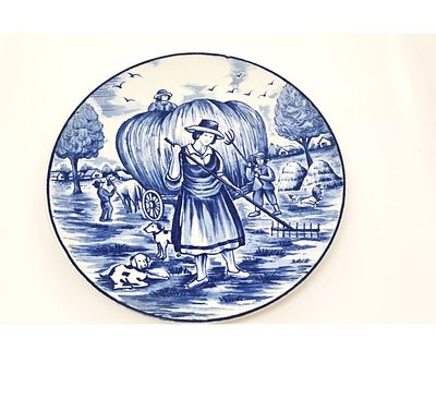 צלחת לתליה עבודת יד. צלחת קרמיקה וינטג' עשוי קרמיקה מחברת ROYAL 
קוטר - 18.5 ס"מ 
ככל הנראה 