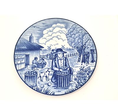 צלחת לתליה וינטג'. צלחת קרמיקה וינטג' עשוי קרמיקה מחברת ROYAL 
קוטר - 18.5 ס"מ 
ככל הנראה תוצרת הולנד