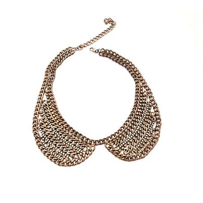 ענק עם נוכחות וינטג'. פריט מיוחד אופנתי עשוי מתכת צבועה בצבע זהב 
כחוליות חוליות.. 
אורך התכשיט 