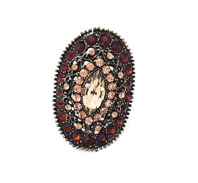 טבעת אופנתית זוהרת. טבעת משובצת וזוהרת ניתן להגדיל ולהקטין.. 
לטבעת חזות אובלית באורך - 4 ס"מ 