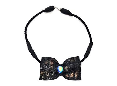 ענק אופנתי בצורת פפיון. אורך הענק כשהוא פתוח - 45 ס"מ 
פפיון מחובר לחבל.