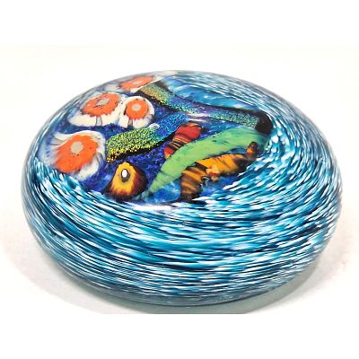 משקולת לדפים מזכוכית וינטג'. משקולת כבדה למשרד. 
קוטר - 9 ס"מ 
גובה - 4 ס"מ 
חתום