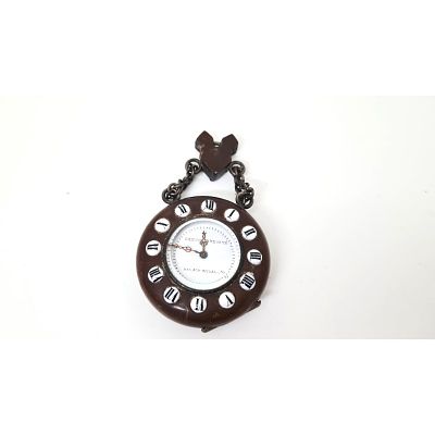 שעון מכני בסגנון ויקטוריאני. גוף השעון עשוי בקליט ישנה מעוטרת בעיטורים בסגנון ויקטוריאני. 