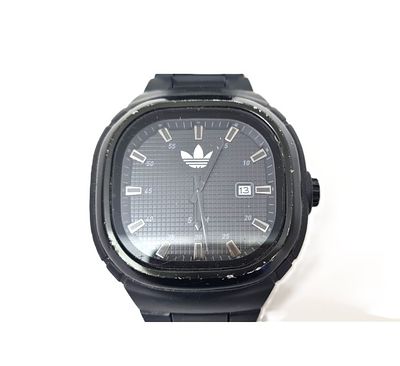 שעון ספורט ADIDAS. שעון ספורט , לוח מרובע גדול, ישנם מעט שפשופים על לוח השעון. 
קוטר - 4 ס"מ 
לא 