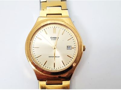 שעון CASIO לנשים. שעון בצבע מוזהב קלאסי על בטרייה. 
לא נבדקה תקינותו. 
קוטר הלוח - 3 ס"מ