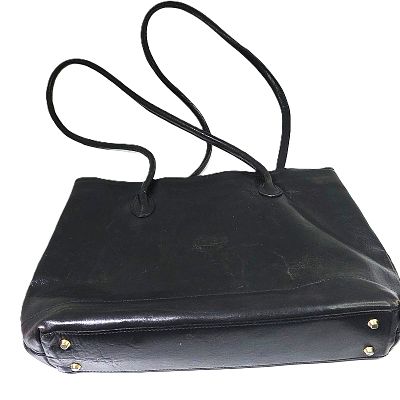 תיק יד קלאסי מעור שחור . תיק קלאסי גדול 
אורך -27 ס"מ 
רוחב - 41 ס"מ 
ישנם כתמי דיו חלשים בבד 