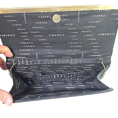 תיק ערב CASTRO. תיק קלאסי במצב ממש טוב ממש כחדש 
אורך - 18 ס"מ 
רוחב - 27.5 ס"מ