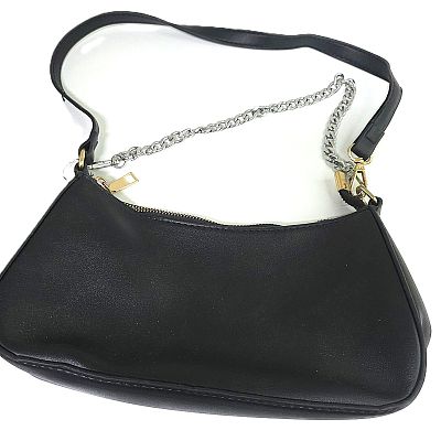 תיק כתף אופנתי שחור עם רצועת שרשרת כסופה. דמוי עור PU איכותי, 
בעיצוב מינימליסטי ושיקי. 
אורך 