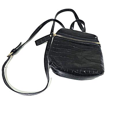 תיק שחור דמוי עור תנין. תיק אופנתי קטן פריט פופולרי 
אורך - 18 ס"מ 
רוחב -18 ס"מ