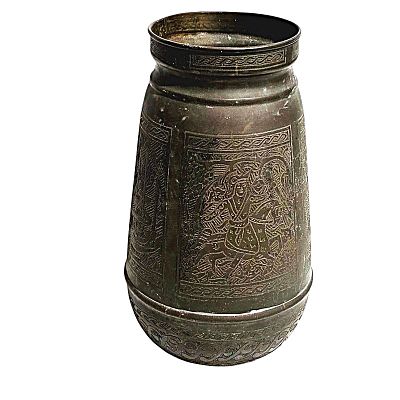 כלי נחושת אסלאמי לנוי. כלי נחושת ככל הנראה מהתקופה האסלאמית בסביבות המאה ה-19. 
עבודת ריקוע וחריטה