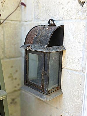 עששית קיר ממתכת , פח מיושן , פטינה עמוקה וינטג'. הפריט מתחילת המאה ה- 19 
אורך - 26 ס"מ רוחב - 13 ס"מ