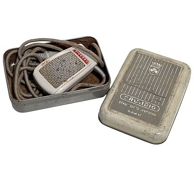 מיקרופון דינמי וינטג' תוצרת GRUNDIG מגיע עם קופסת האחסון המקורית שלו. דגם - GDM 15 
סוג זה של 