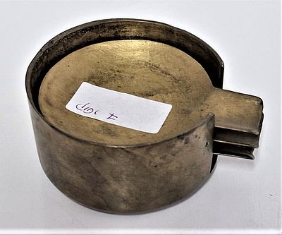 מחזיק מאפרות וינטג' כולל 3 מאפרות אישיות. כלי מעוגל כמחזק לשלוש מאפרות קטנות אישיות. קוטר כל 
