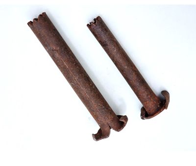 שני מדגשים ישנים. ככל הנראה השתמשו בהן לעבודות עור. 
בשני אורכים שונים : 18 ס"מ, 15 ס"מ