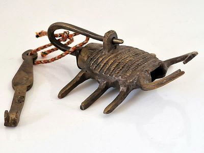 מנעול הודי ישן בצורת סרטן עשוי פליז . פריט אספני מיוחד במינו .כדי לפתוח את המנעול יש לשחרר את 