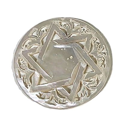 צדף מגולף בעבודת יד בדגם מגן דוד. זה מיועד לסיכה על בגד או תליון לשרשרת. 
יוצר באופן מסורתי בית 