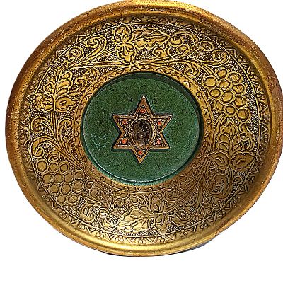 צלחת וינטג' עם עיטורים בנחושת ואמייל . עשויה נחושת ופליז בשילוב אמייל עם מוטיבים קלאסיים של 