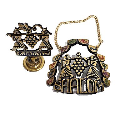 פקק דקורטיבי וקישוט תלוי לצוואר בקבוק יין משנות ה-50 , 60 מחברת אופנהיים. שני פריטים עשויים 