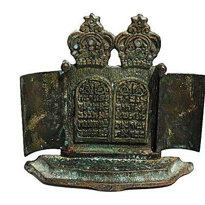 לוחות הברית עם עשרת הדברות.. פריט יודאיקה, עשוי ככל הנראה פליז. 
כנראה חלק המחובר לארון של ספר 
