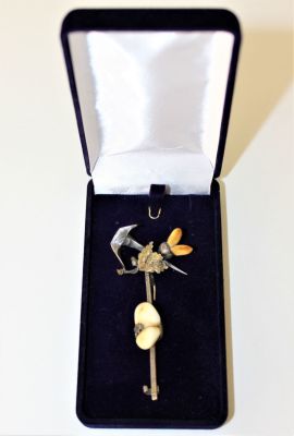 Украшение, созданное из охотничьих трофеев. 
Клык медведя и зуб ястреба. В оправе из серебра 