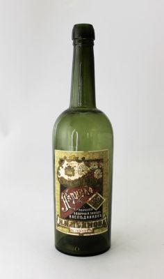Оригинальная винная бутылка, с оригинальной этикеткой . Стекло. 
Ташкент, начало XX века. 