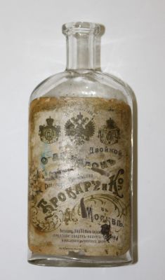 Оригинальный парфюмерный флакон от одеколона, с оригинальной этикеткой. 
Фирма Брокар и Ко. 