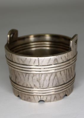 Икорница в виде кадки . 
Мельхиор. NORBLIN Варшава. 
Высота 7.5 см. Диаметр 8.8 см.