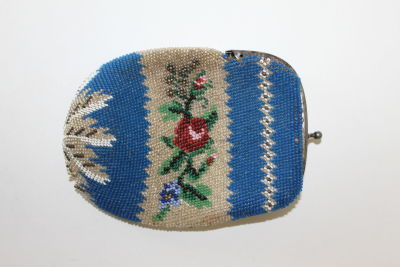 Старинный кошелек, вышитый мелким бисером. Российская империя, 19 в. 
Высота 12 см. 

