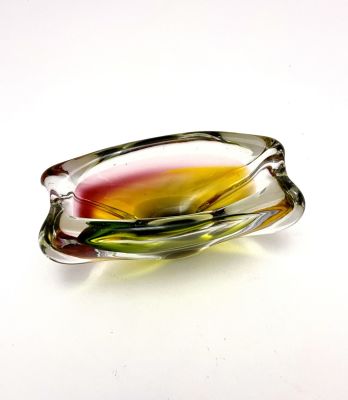 Пепельница, 70-е годы, цветное стекло. 
Ширина 16 см. Высота 6 см.