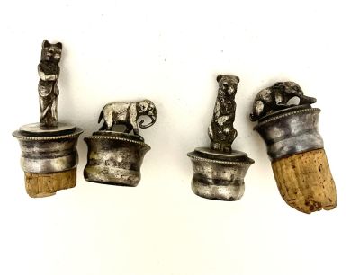 Фирма Фраже в Варшаве — пробки от бутылок с фигурами животных. 
Латунь, серебрение. Клеймо 