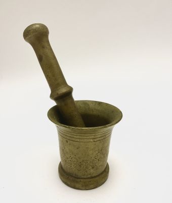 Ступка с пестиком. Латунь. Российская Империя. 2 половина 19 века. 
Высота 9,5 см., диаметр 