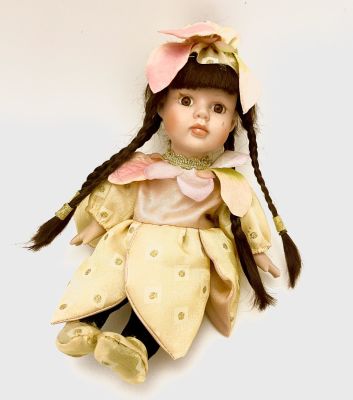 Кукла с косичками. Фарфор, ткань, набивка. 
Европа, 50-60-е годы. Размер 22 см.