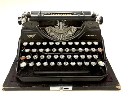Печатная машинка "Континенталь" (Continental). 
Размер 25 х 27 см. Изготовлена германской 