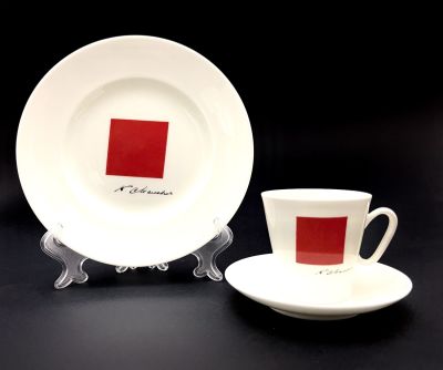 Кофейная пара и сувенирная тарелка с подвесом. Малевич, ЛФЗ, 1990 гг. 
3 предмета.