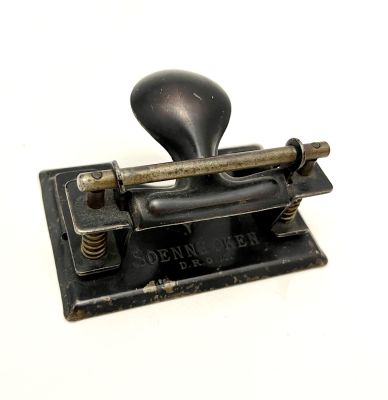 Дырокол канцелярский. Фирма Soennecken D.R.G.M. 1910-е годы. Сталь. В рабочем состоянии. 