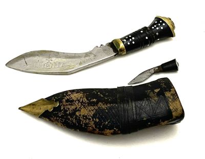 Нож кукри. Уменьшеный вариант. 1940-1950 гг. 
Имеет характерный профиль &laquo;крыла сокола&raquo;, с 