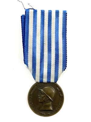 Италия. Медаль за первую мировую войну из трофеев, пушек Австро-Венгрии. Король. Богиня победы. 