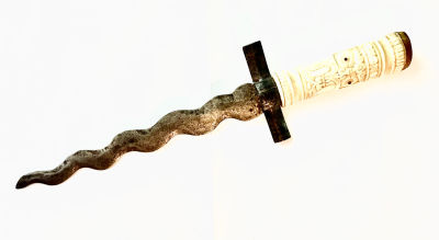 Кинжал с пламевидным клинком. Африка, конец XIX – начало XX века. 
Рукоять из белой кости, в 