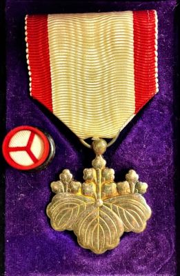 Орден Восходящего солнца 8 степени. 
Япония. В футляре.