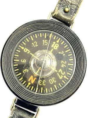 Компас АК39 . Бакелитовый корпус, кожаный ремешок.