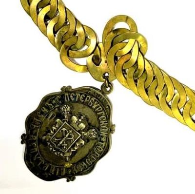 Знак члена С-Петербургской торговой депутации на цепи. 
Размеры знака: 9,5 на 6,7 см 