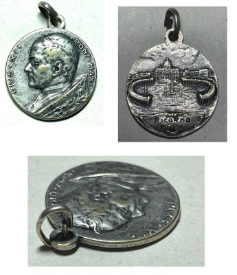 Жетон. Папа Римский Пий 11-й. 
Ватикан, Рим. 
Латунь, серебрение. 
Диаметр 1,8 см.