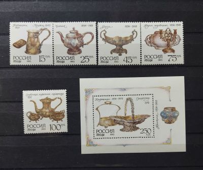 1993г. Серебро в музеях Московского Кремля, серия + блок Бл5. Состояние **. Кат. №88-92