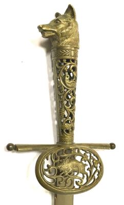 Охотничий кортик с затупленным окончанием и градусником на ножнах . Длина в ножнах 560 мм 