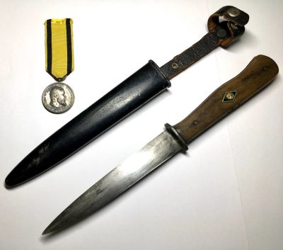 Траншейный нож периода 1 мировой войны и медаль за Верность и Храбрость Вюртемберг. Германская 